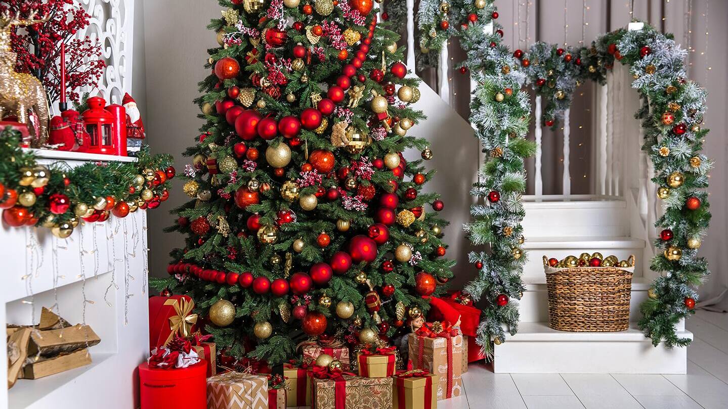 How to Decorate a Christmas Tree