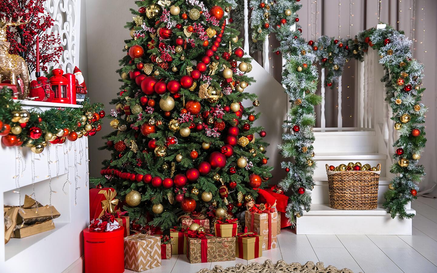 How to Decorate a
Christmas Tree