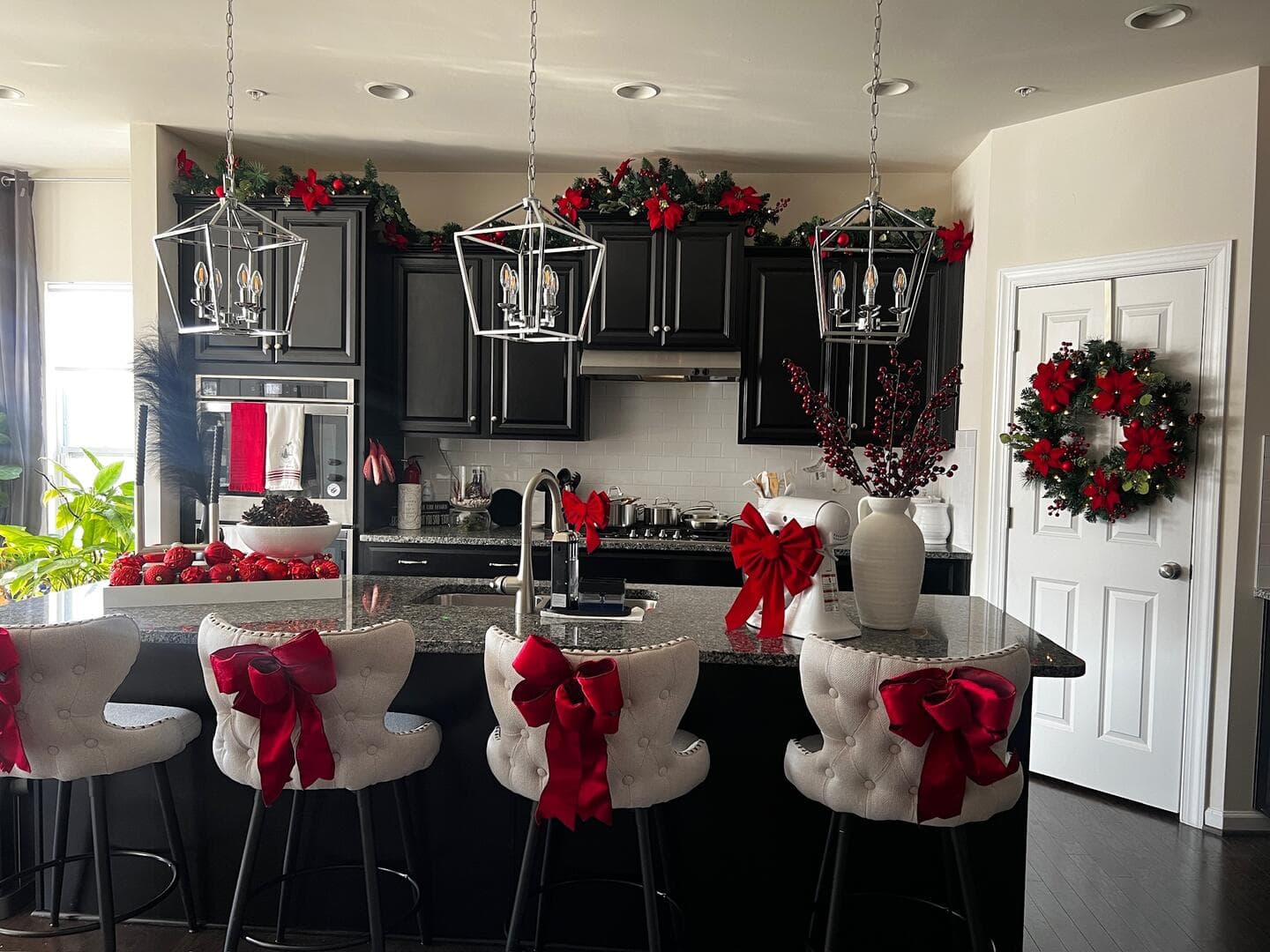 Red velvet bows and Berry Bliss decorations in the kitchen space.