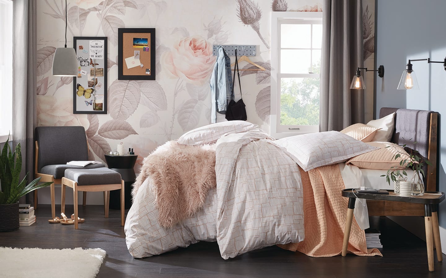 Wallpaper with a large floral print in a bedroom