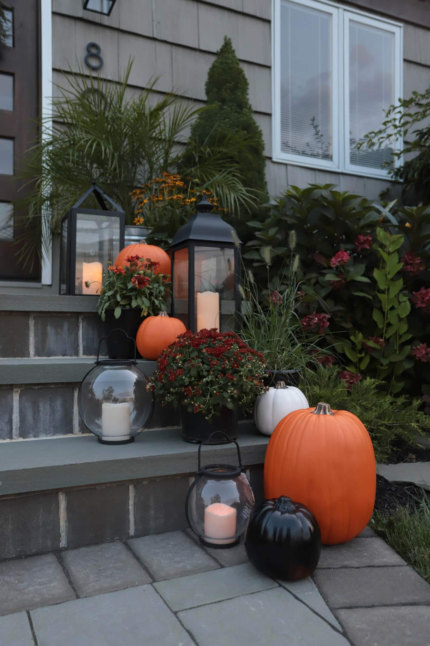 An overview of the decorated front steps.