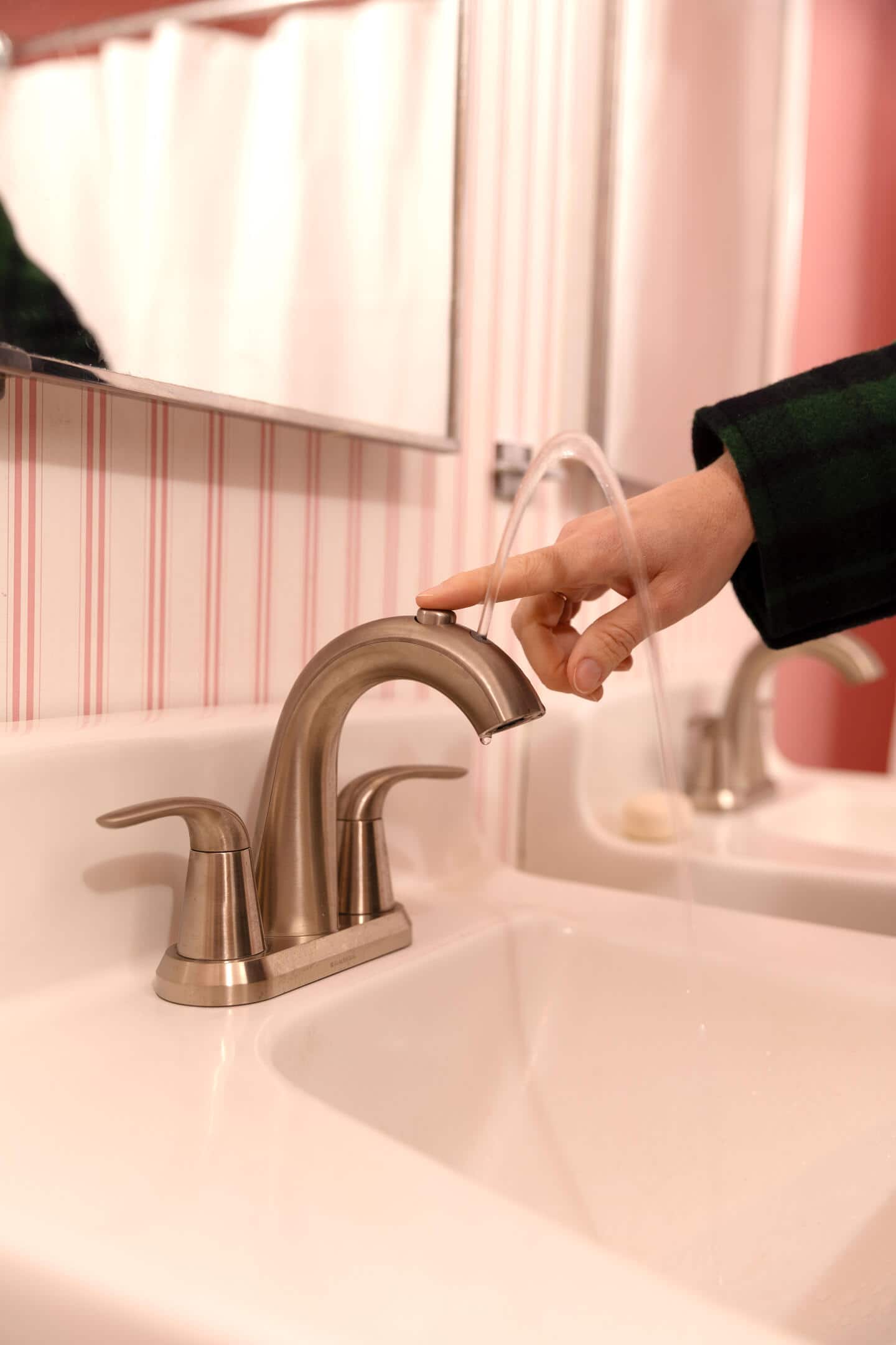 A person using a faucet.