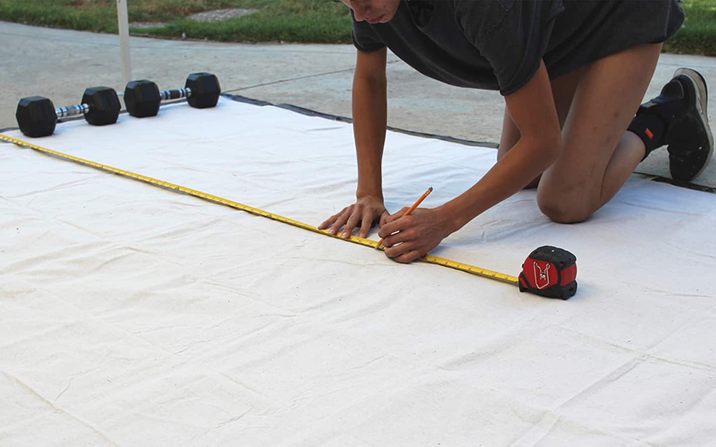 The screen is measured for trimming.