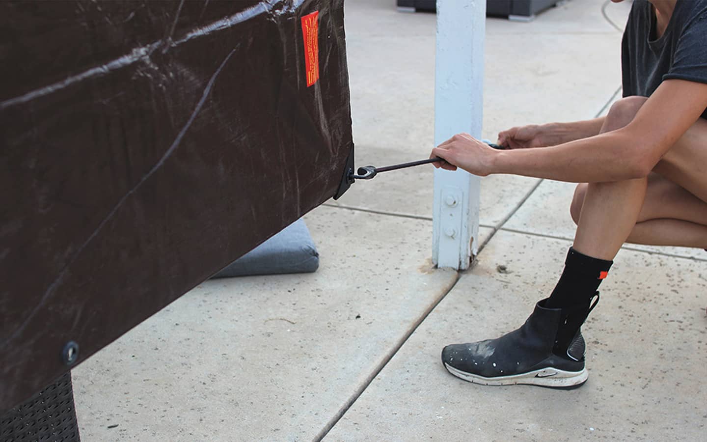 A cord is used to attach the eye hooks to the post.