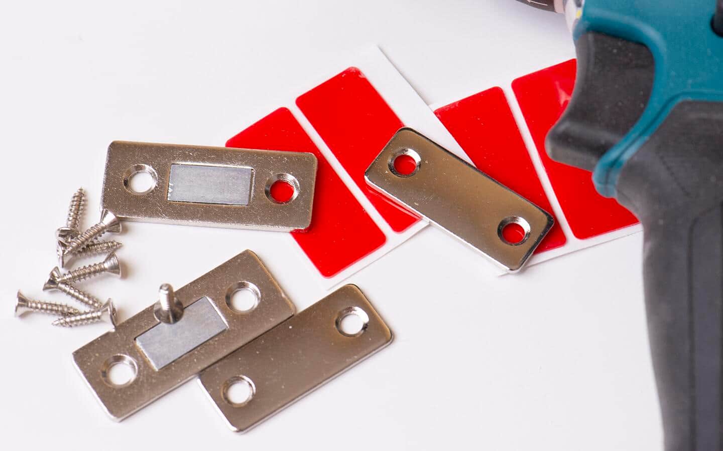Magnetic plates are displayed with double-sided tape and screws. Magnetic plates are displayed with double-sided tape and screws.