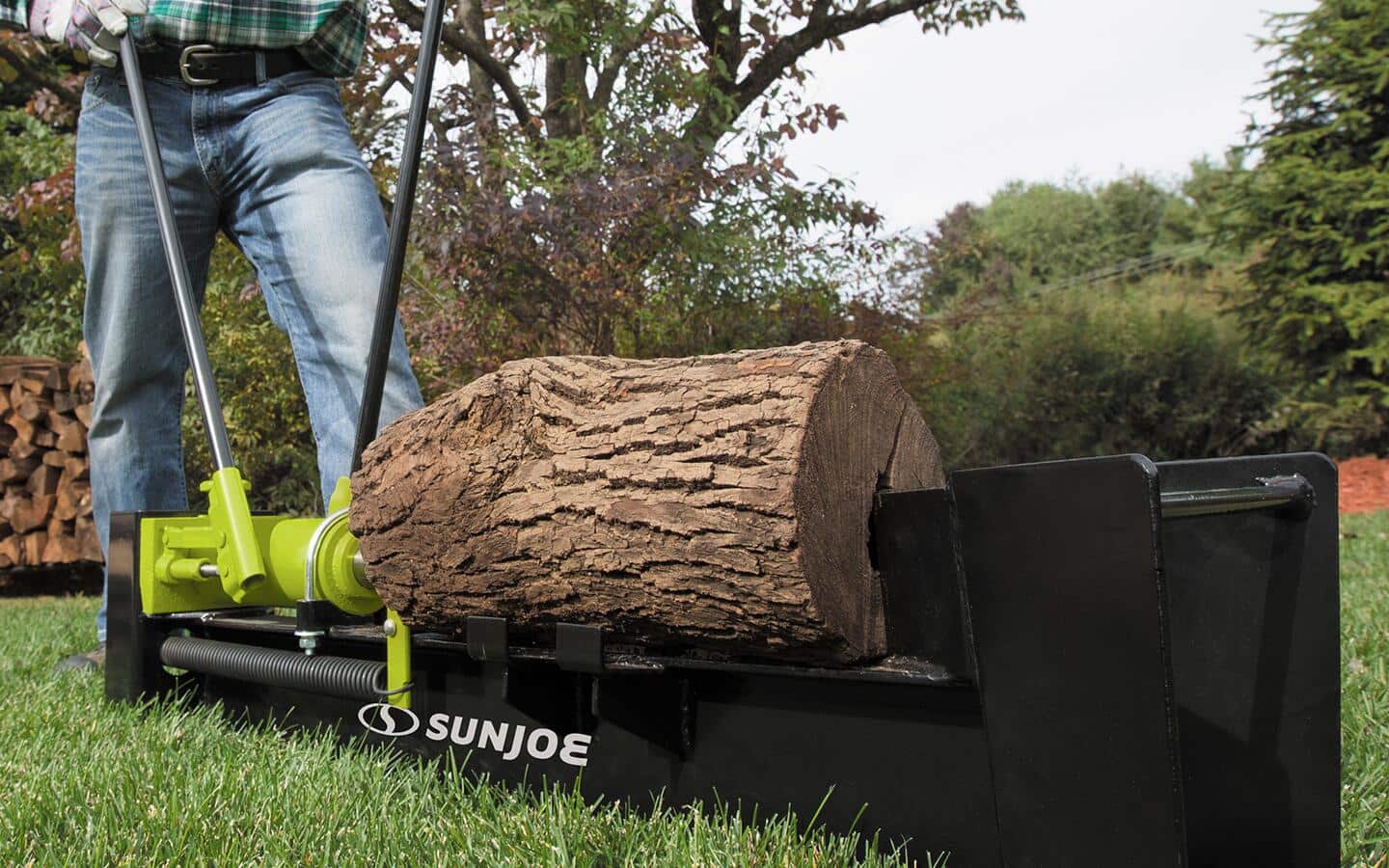 A manual log splitter that uses hydraulics A manual log splitter that uses hydraulics