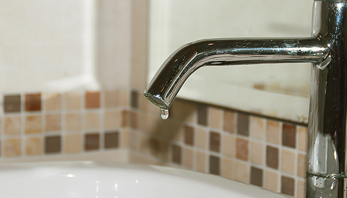 How to Fix a Leaking Bathtub Faucet