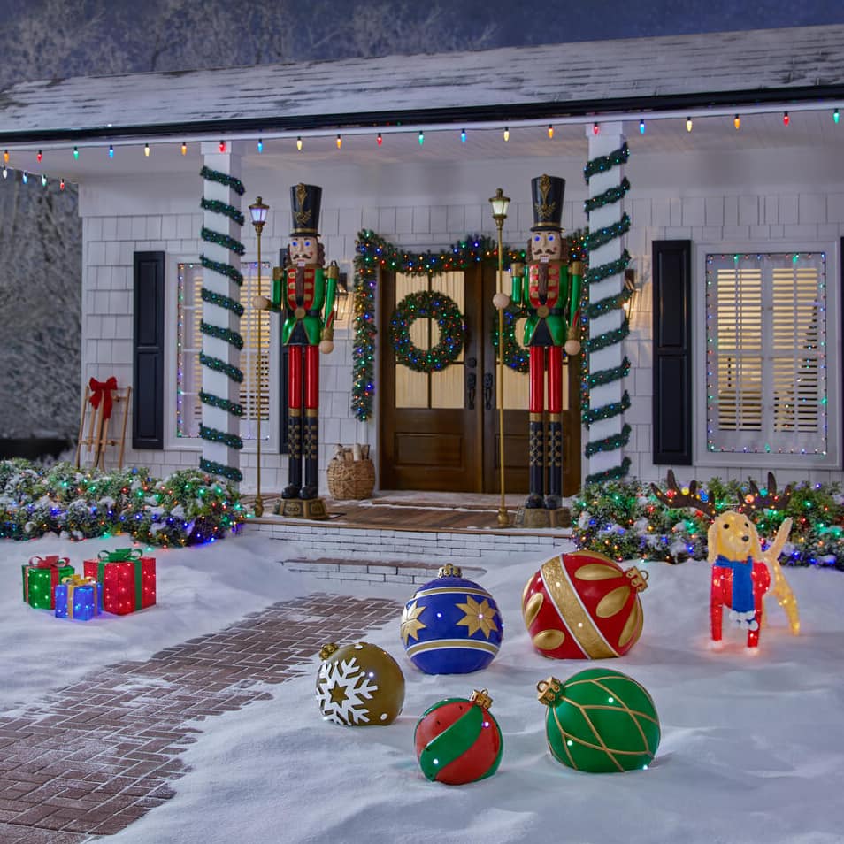 Esferas navideñas gigantes  Christmas decorations, Beautiful christmas  decorations, Christmas yard decorations