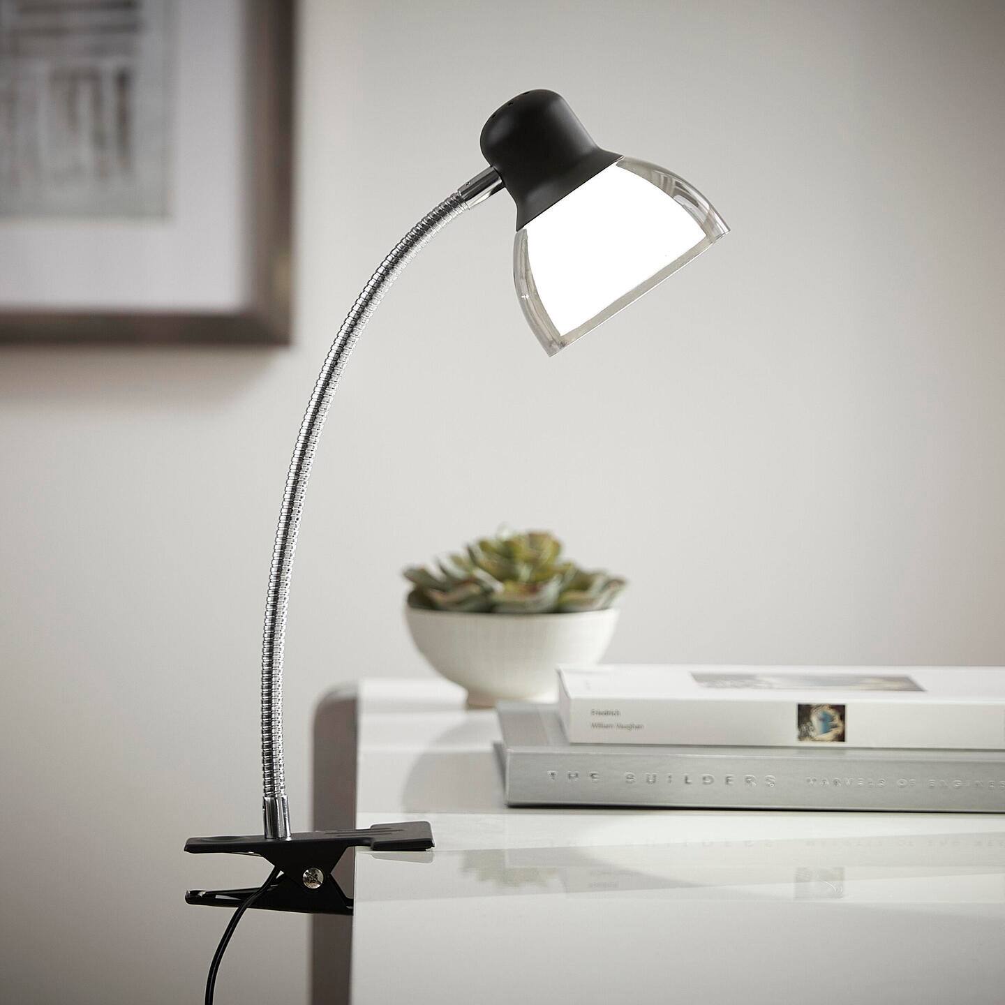 Does home depot store sell lamps